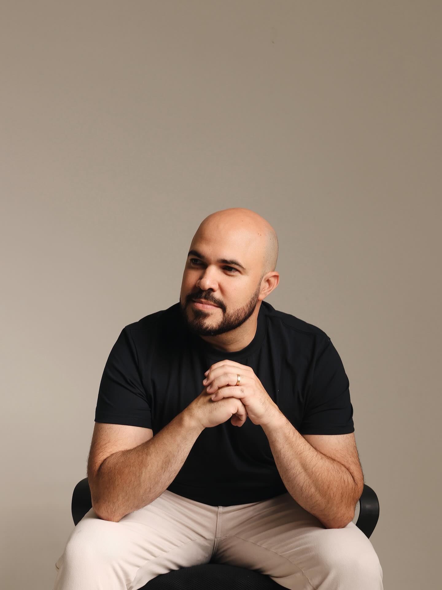 Dr. João André sentado, com as mãos unidas, em retrato da publicação escolhida